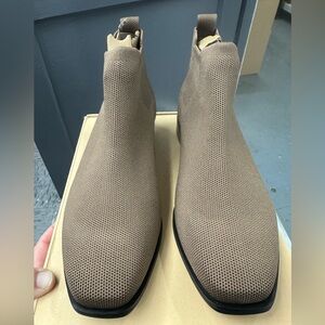 Vivaia boots size US 8/W